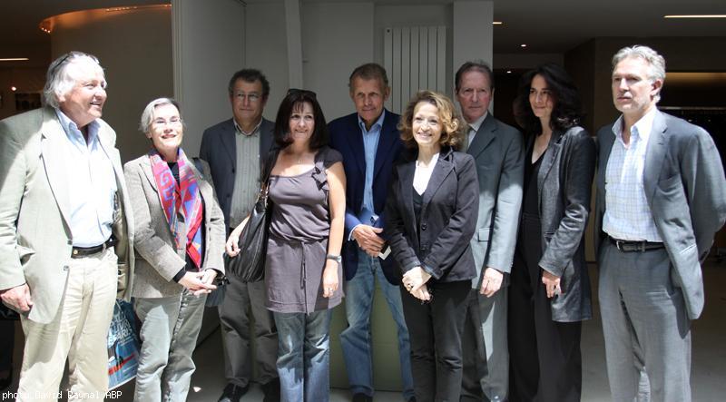 Marie Le Gall entourée des membres du jury du Prix Breizh. À partir de la droite : Gilles Martin-Chauffier ; Stéphanie Janicot ; Jean Bothorel ; Annick Cojean ; Patrick Poivre d\'Arvor ; Georges Guitton ; Annaig Renault et Jean Picollec.