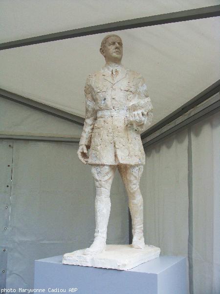 La maquette en plâtre de 1.10 m de haut était exposée dans les jardins de la mairie où se tenait une réception après l\'inauguration de la statue.