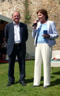 L\'écrivain Jeanine Boissard a reçu la médaille de la ville de Vannes
des mains de son maire François Goulard.