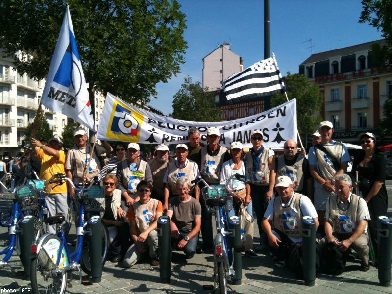 Des manifestants Force Ouvrière de chez Peugeot devant la gare de Rennes