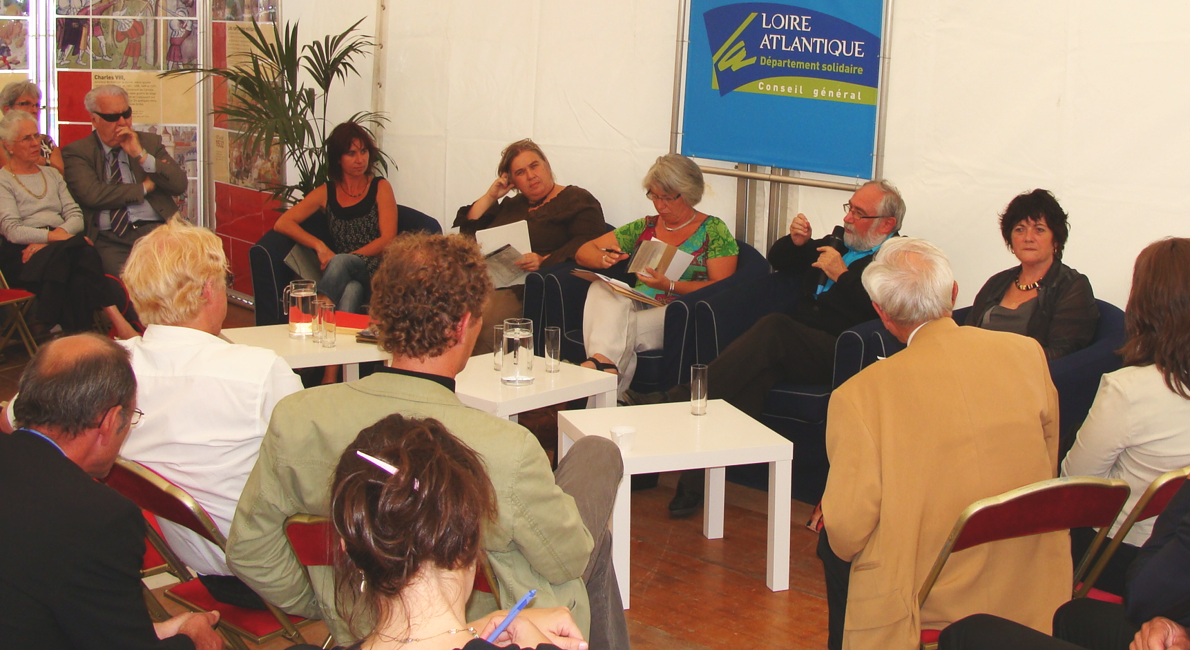 Le président d\'alors de Bretagne Réunie Jean-Yves Bourriau (à gauche) assistait aux débats avec sa femme. De dos chemise blanche Yvon Mahé maire de Fégréac et conseiller général à côté d\'un autre élu.