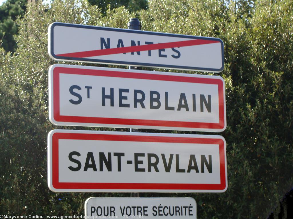 <b>Cliquer sur les photos</b>. Panneaux bilingues français-breton à Saint-Herblain / Sant-Ervlan. Rond-point boulevard du Tertre – rue de Saint-Nazaire. <b>Cliquer sur les photos</b>. Panneaux bilingues français-breton à Saint-Herblain / Sant-Ervlan. Rond-point boulevard du Tertre – rue de Saint-Nazaire.