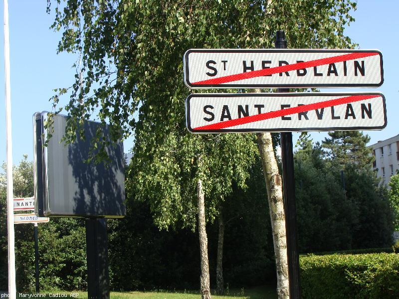 Sur la rue de Saint-Nazaire. Sur la rue de Saint-Nazaire.