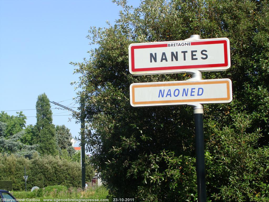 Pour mémoire le panneau Nantes/Naoned aperçu sur la photo 2 agrémenté de l’autocollant <b>Bretagne</b>. Pour mémoire le panneau Nantes/Naoned aperçu sur la photo 2 agrémenté de l’autocollant <b>Bretagne</b>.