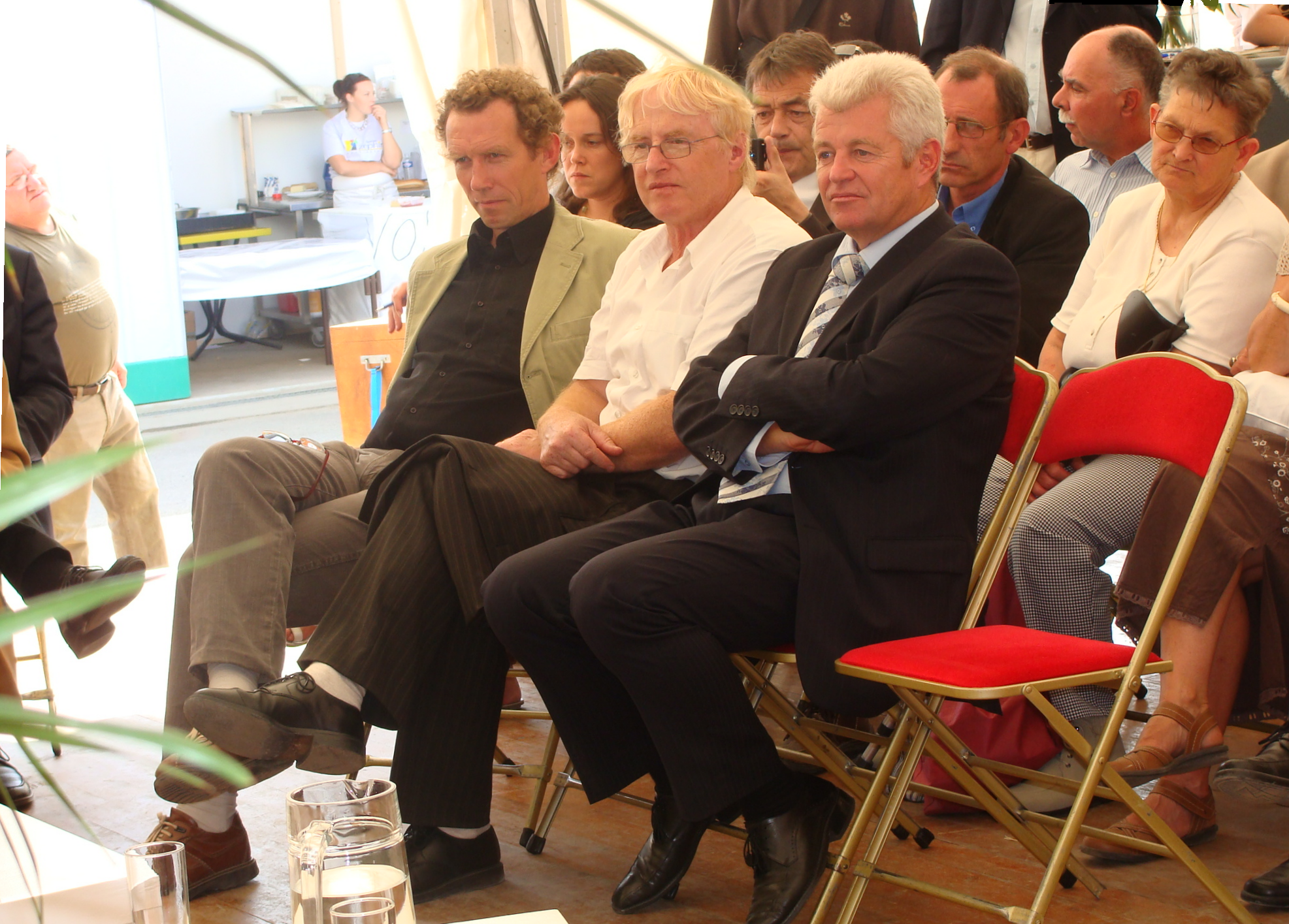Philippe Grosvalet (costume sombre) assistait avec deux autres élus du CG44 à la table ronde organisée à Châteaubriant le 15 septembre dernier sur les Marches de Bretagne. Voir d\'autres photos sur http://www.agencebretagnepresse.com/fetch.php?id=18845