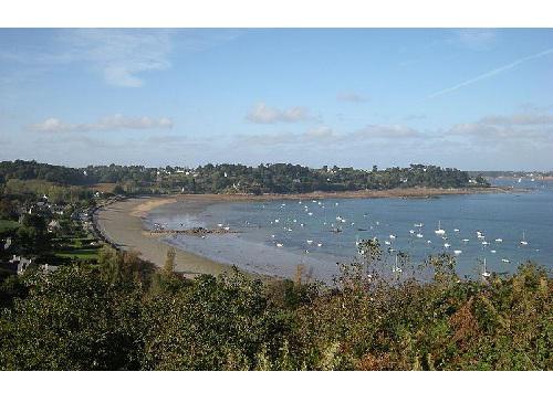 Vue sur l\'anse de Launay et la pointe de l\'Arcouest avec tout à droite la maison de vacances de Liliane Bettencourt.