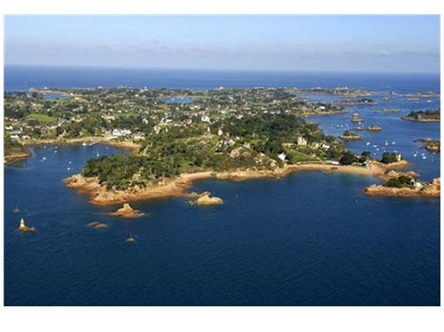 Liliane Bettencourt aime couler des jours heureux dans sa maison bretonne avec sa vue imprenable sur Bréhat et sa piscine d\'eau de mer.