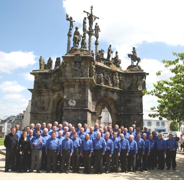 Le choeur devant le calvaire de Pleyben