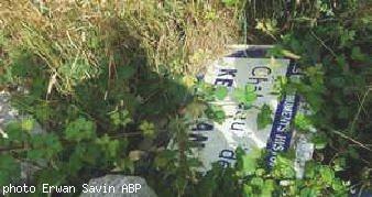 2005. Le panneau est “entreposé” sur un terrain vague près du château.