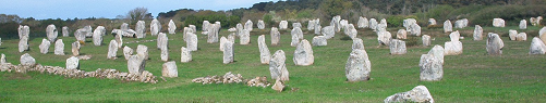 Carnac. Une partie des alignements du Ménec. Chaque menhir mesure entre 1 et 2 mètres. Photo Yolan Chériaux wikipedia licence Creative Commons.