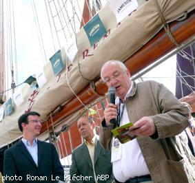 Le président du festival du Chant de marin Pierre Morvan (à droite
sur la photo) et le maire de Paimpol Jean-Yves de Chaisemartin (à
gauche) ont fait la paix des braves