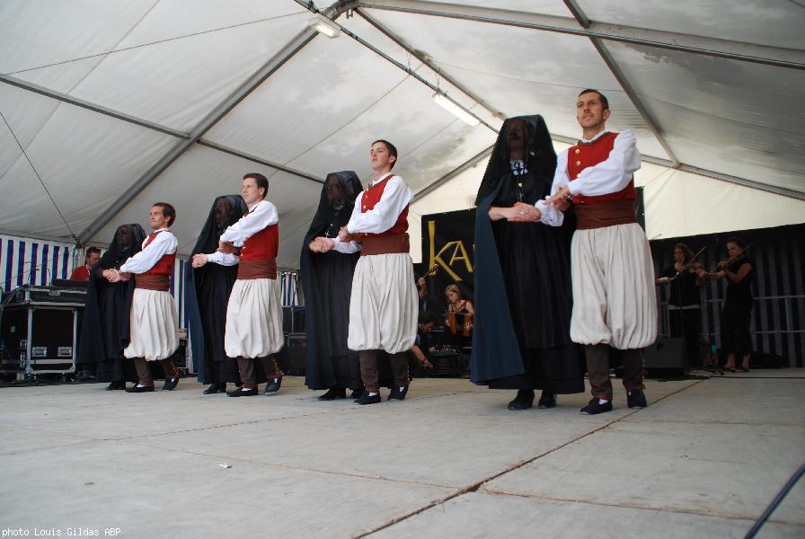 \" Le parfum\" ou entre eau bénite et fragrances soufrées une
intéressante suite chorégraphique de \"Eskell an Elorn\" .