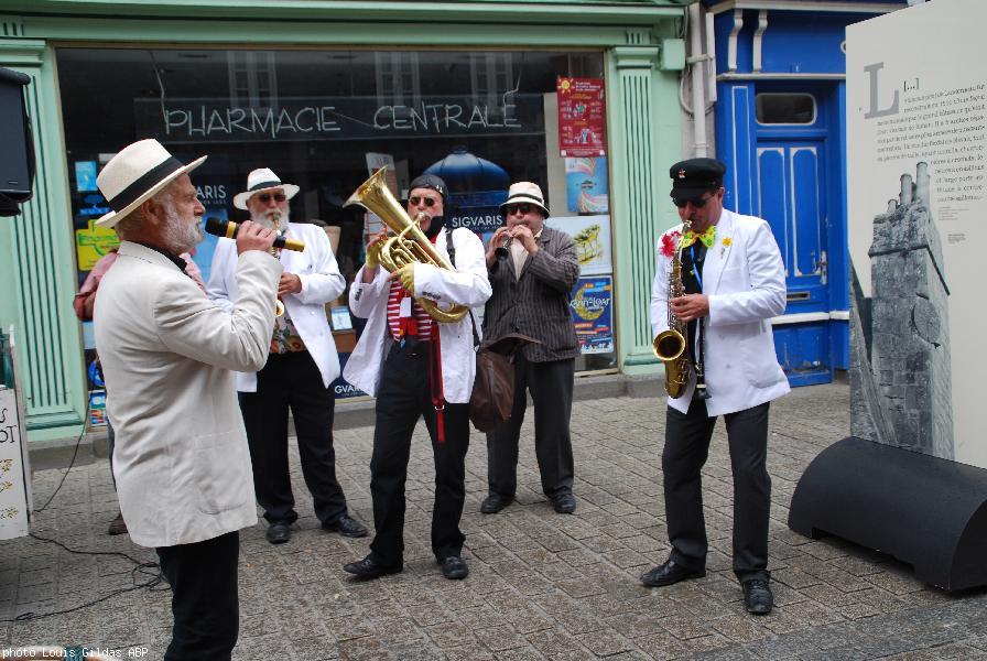 Yann Goasdoue et ses copains du \"Bigerniel kozh popular
international. Philanthropic Orchestra\"... Ont fait mercredi des
passages remarqués et notamment comme ici sur le célèbre pont
habité.