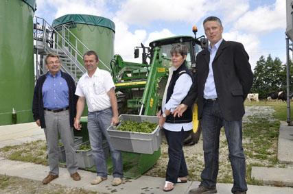 De gauche à droite : Didier Yon éleveur de bovins - André Sergent
éleveur de porcs et de vaches laitières Danielle Even éleveur de
porcs - Yves-Marie Beaudet éleveur de poules pondeuses et
Président de CAP Bretagne