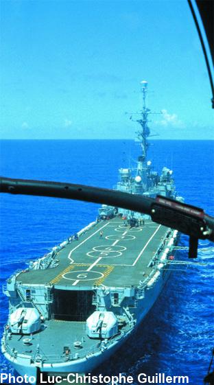 Le célèbre porte-hélicoptères la Jeanne d\'Arc (photo extraite de l'ouvrage)