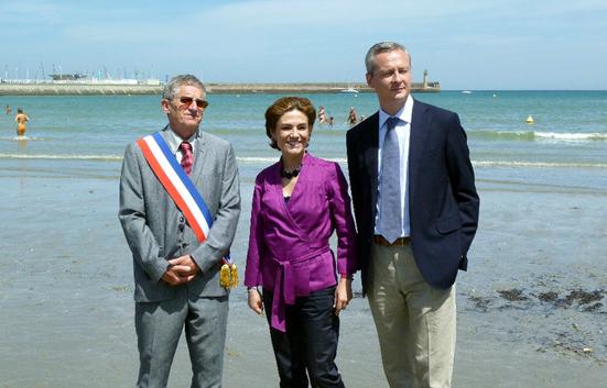 Les ministres Chantal Jouanno et Bruno Le Maire posent à côté
de Christian Urvoy maire de Binic sur une plage immaculée