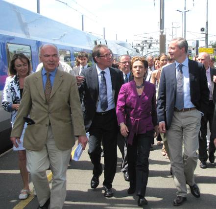 Les ministres arrivés lundi après-midi en TGV à Saint-Brieuc ont été
accueillis par le député Marc Le Fur par qui était arrivée la
polémique avec son amendement sur les élevages de porcs.