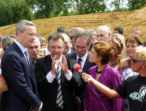 Thierry Burlot président du SMITOM de Launay-Lantic fait visiter aux deux ministres la première usine de traitement et de séchage des algues vertes.