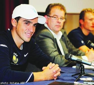 Le Finistérien Yvon Sanquer (au centre) est le manager d\'Astana
l\'équipe d\'Alberto Contador