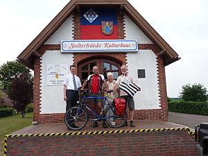 Rencontre avec des miltants en Frise de l\'Est (Allemagne) devant 
leur centre culturel - Meeting with East Frisian militants in front of 
their cultural house (Germany - Low Saxony)