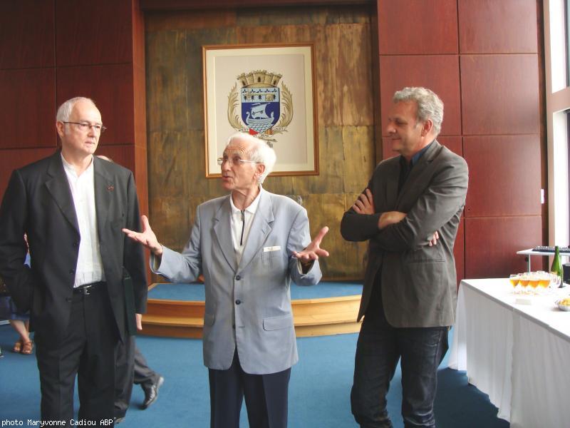 Louis-Paul Heussaff ; Jean Cévaër ; Éric Provost en fin d\'après-midi à la mairie de Saint-Nazaire. Louis-Paul Heussaff ; Jean Cévaër ; Éric Provost en fin d\'après-midi à la mairie de Saint-Nazaire.