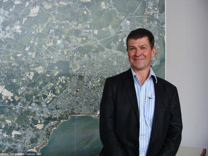 Michel Leray de www.euro-pacific.net devant la photo aérienne IGN de Saint-Nazaire. Michel Leray de www.euro-pacific.net devant la photo aérienne IGN de Saint-Nazaire.