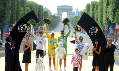 Andy Schleck (maillot blanc) Alberto Contader (maillot jaune) Alessandro Petacchi (maillot vert) et ... Anthony Charteau (maillot
à pois)