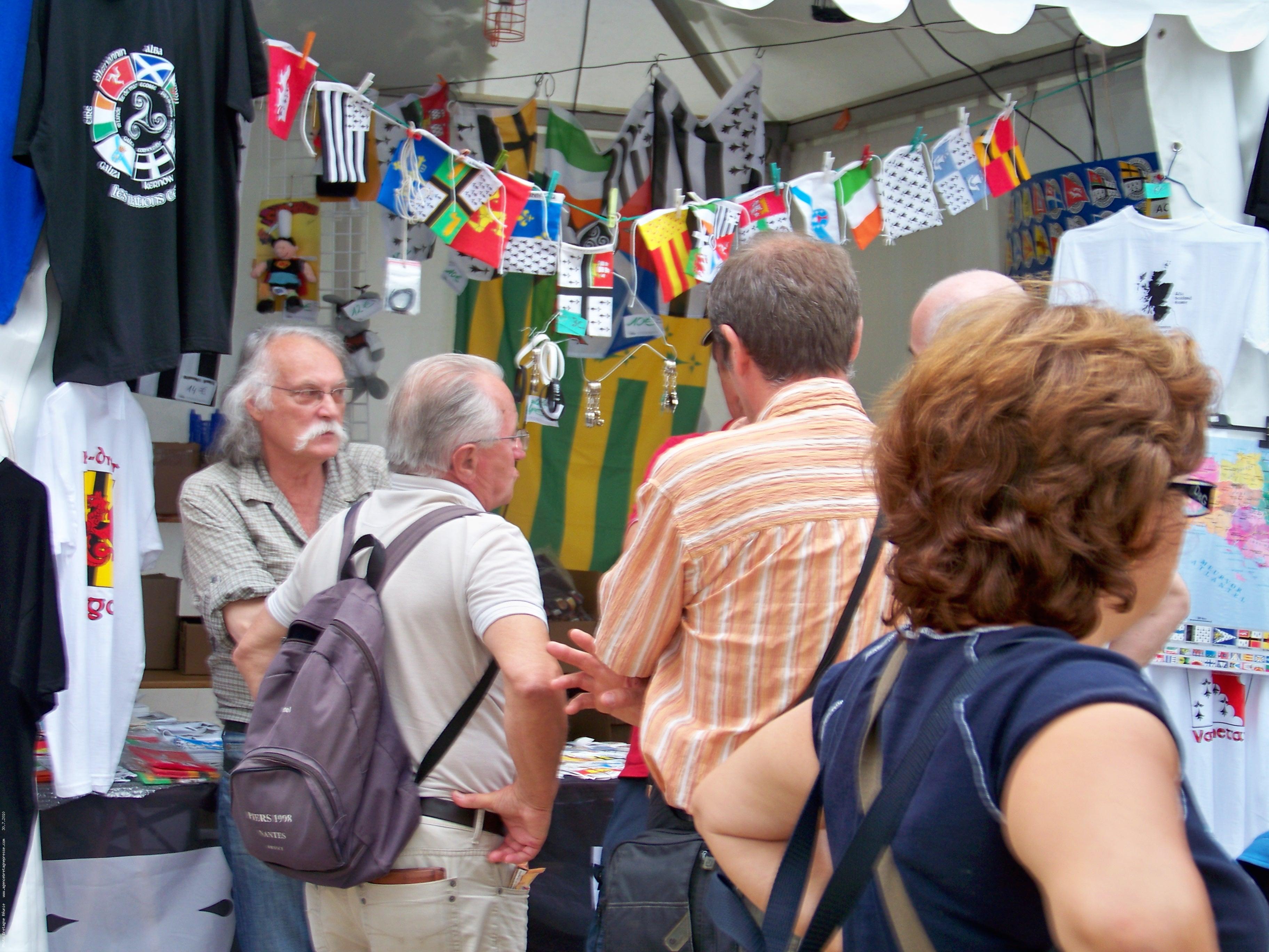 Le président du Conseil général de Loire-Atlantique Patrick Mareschal (sac à dos) visite le stand de Bretagne Réunie à Lorient en 2009. À gauche Iffig Cochevelou (photo Domi Jeannes)/