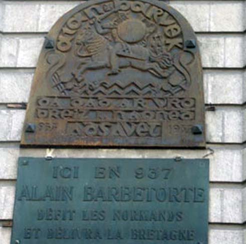 Plaque commémorrant le millénaire de la victoire d\'Alain Barbetorte contre les normands situé rue du Pré Nian à Nantes