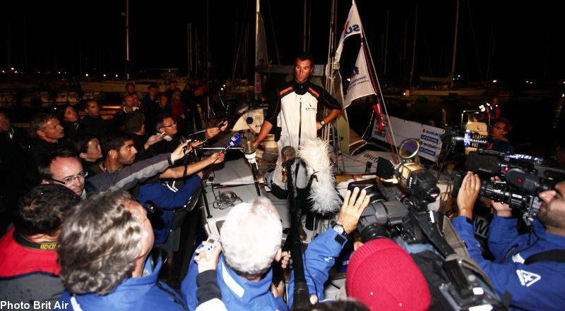 Ce vendredi 6 août à 2 heure 44 minutes et 40 secondes Armel Le Cleac\'h sur Brit Air a franchi en vainqueur la ligne d’arrivée à Brest.