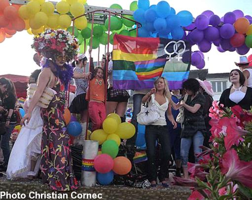 Chars décorés de ballons et de drapeaux arc-en-ciel seront au rendez-vous du Festy Gay à Gourin le 7 août 2010.