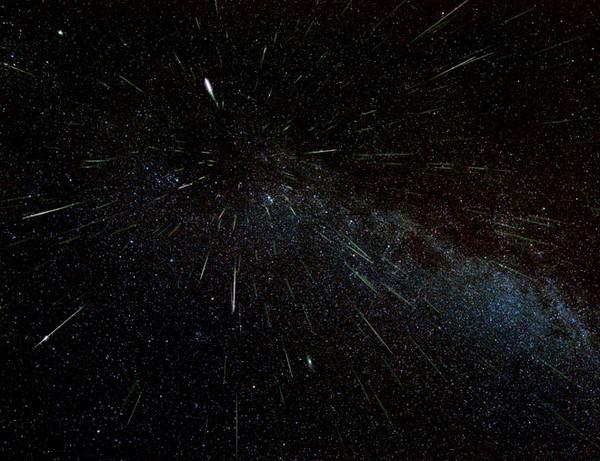 Début août la terre est le spectacle d\'une pluie d\'étoiles
fillantes.