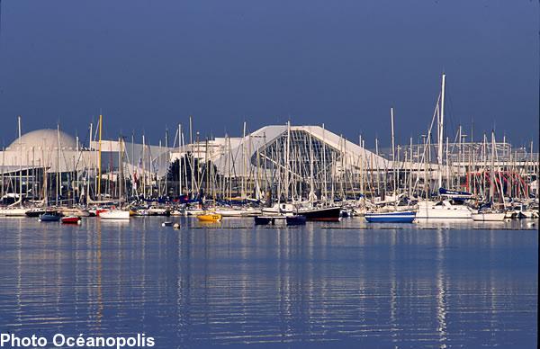 Océanopolis à Brest a battu son record de fréquentation le 11 août 2010 avec 10 250 visiteurs. Océanopolis à Brest a battu son record de fréquentation le 11 août 2010 avec 10 250 visiteurs.
