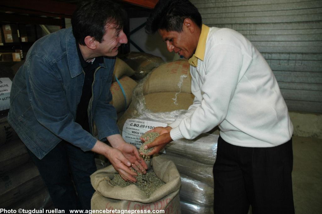 Moment d\'émotion : Raul responsable de la coopérative bolivienne Villa Oriente découvre ému son café à l\'autre bout du monde qui s\'apprête à être torréfié au CAT de Bain-de-Bratgen par les travailleurs handicapés sous le regard expert de Roger Sim