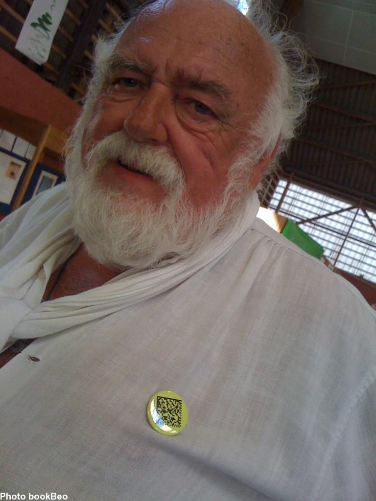 Jean-Yves Cozan portant un code 2D numérique de chez bookBeo.