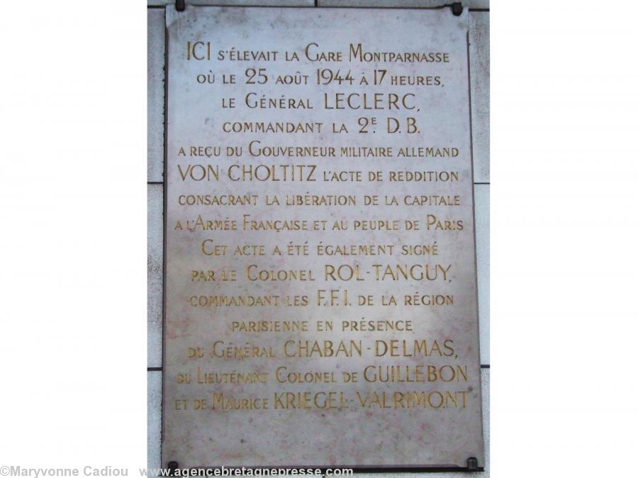 Plaque commémorative de la libération de Paris le 25 août 1944. Sous les arcades à l\'emplacement de l\'ancienne gare Montparnasse place du 18 Juin1940.
