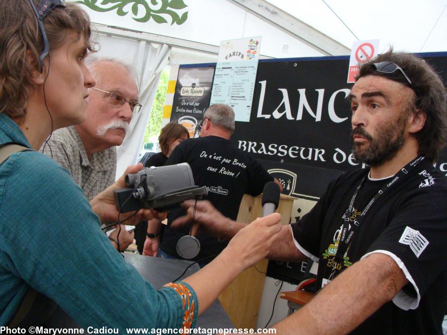Asking for muscadet at the Breton Space bar of the Festival.