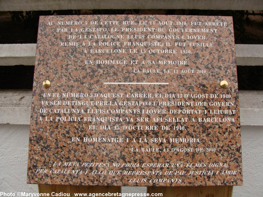 La plaque de granit rose en souvenir de l\'arrestation de Lluís Companys à la Baule le 13 août 1940. Texte en français puis en catalan suivi d\'une citation de Lluís Companys : \"La meva petitesa no podia esperar una fi més digna. Per Catalunya i allo que
