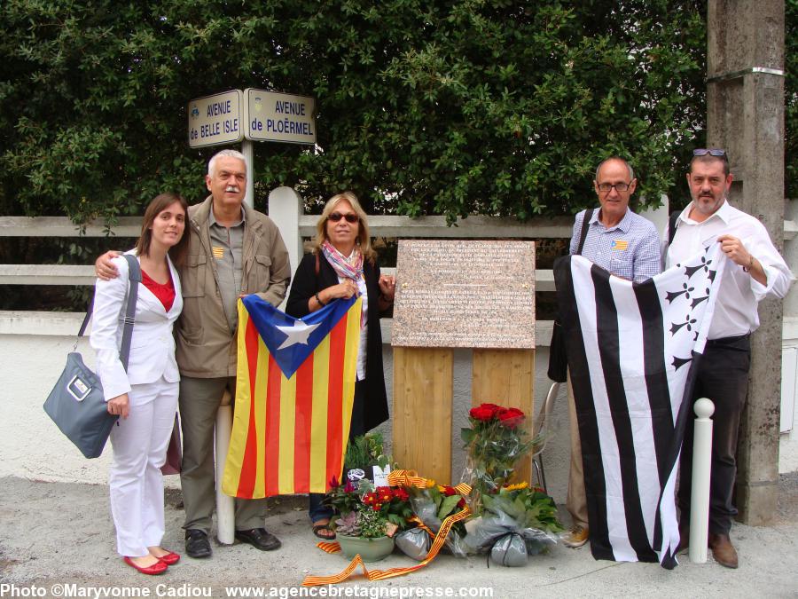 De g.à dr. Rosa Baiges Roura de la Délégation du Gouvernement de Catalogne en France ; Toni Strubell et Sylvia avec le drapeau de l\'indépendance catalane ; Pep Cruanyes secrétaire de la Comissió de la Dignitat avec Pep Companys le neveu de Lluís venu du