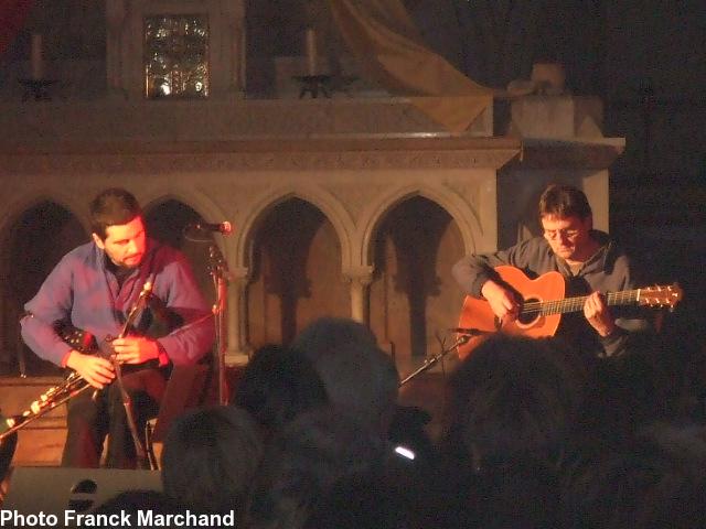 Emmanuel Lemare aux uilleann pipes chant et flûtes ; Patrick Le Roux à la guitare