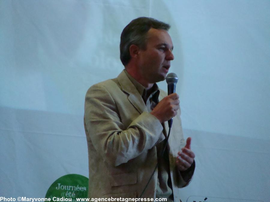 François de Rugy sur le podium aux Journées d\'été du rassemblement des écologistes à Nantes le 19 août 2010.