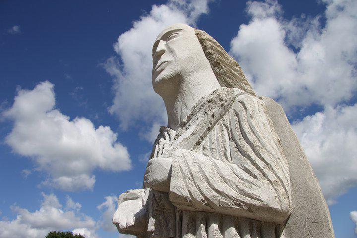 Santig-du statue sculptée en août 2010 par Olivier Lévèque.