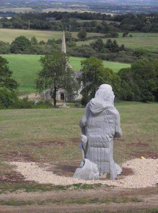 Saint-Malo provisoirement placé sur la plateforme de sculpture de Carnoët (oeuvre de Patrice Le Guen).