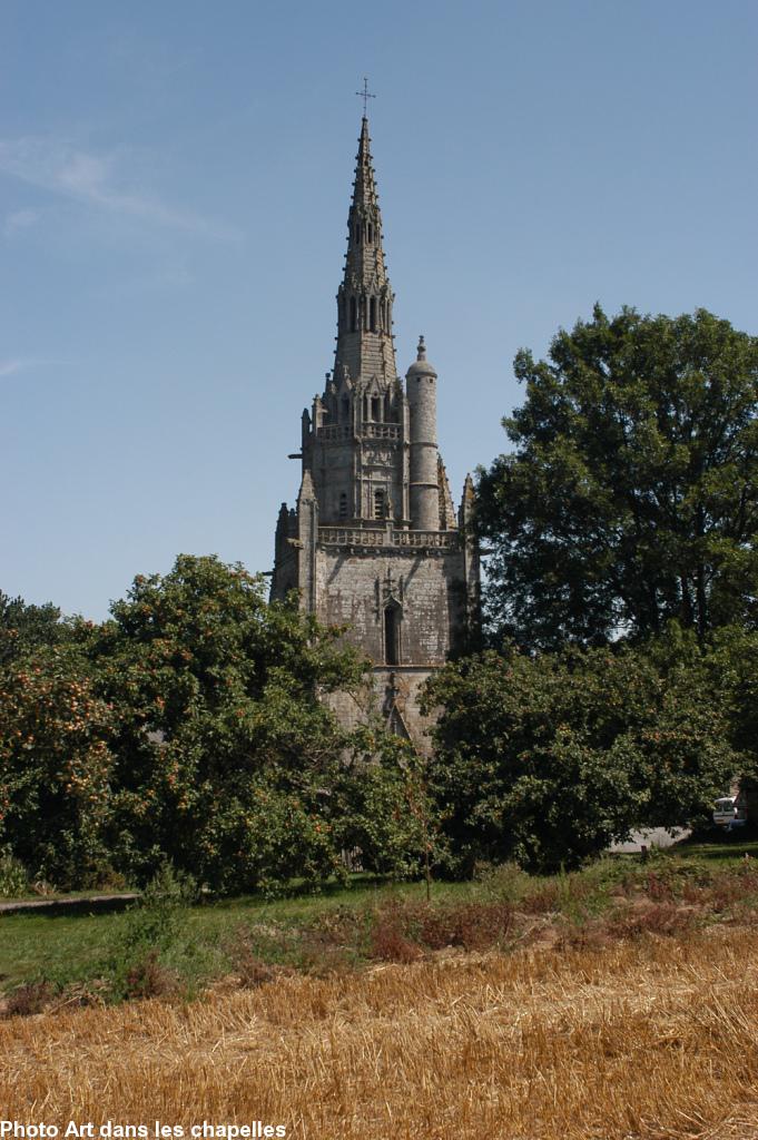 Départ de l\'un des quatre circuits : la chapelle Saint-Nicodème à Pluméliau (Morbihan).