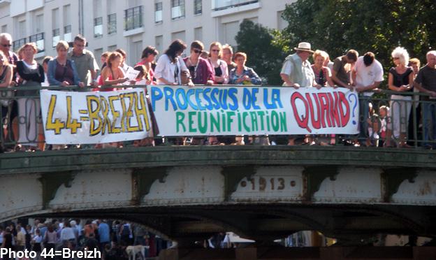 44=Breizh : déploiement de banderoles le 29 août 2010 à Nantes sur le pont Saint-Mihiel.