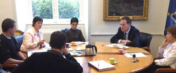 Alain Cadec et Agnès Lebrun (à sa gauche sur la photo) sont
tous les deux Bretons et membres du bureau de l\'UMP.