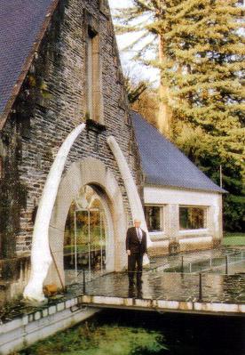 À Odet le maître des lieux pose devant le musée océanographique dont l'entrée est ornée de deux dents de narval