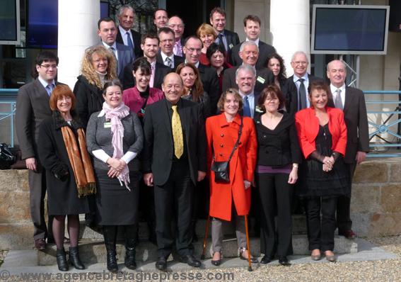 Installation du Conseil régional de Bretagne avec la photo de
groupe des membres de la commission permanente : Maria Vadillo
au premier rang sur la droite