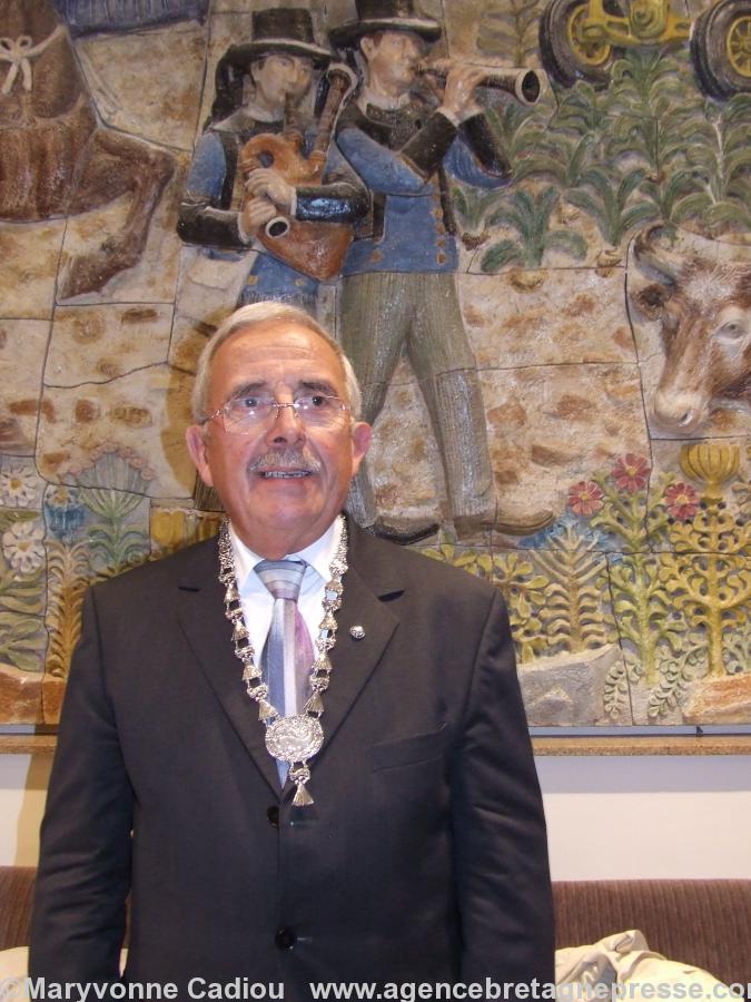 Martial Pezennec à la réception rue Martinot après la remise des Colliers de l\'Hermine en septembre 2008 à Rennes. Devant la céramique de Pierre Toulhoat.