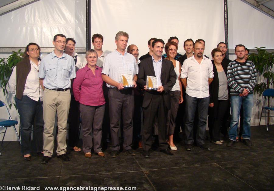 Au centre les lauréats entourés de leurs équipes. Arnaud Laverne de DeltaCab-Lusanger (à g.) et David Ozenne de Charal-Nozay (à dr.). Photo Hervé Ridard.